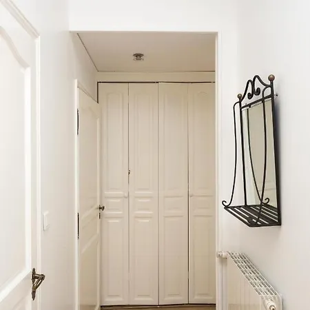 Elegant One Bedroom On Champs Elysees Apartment *
